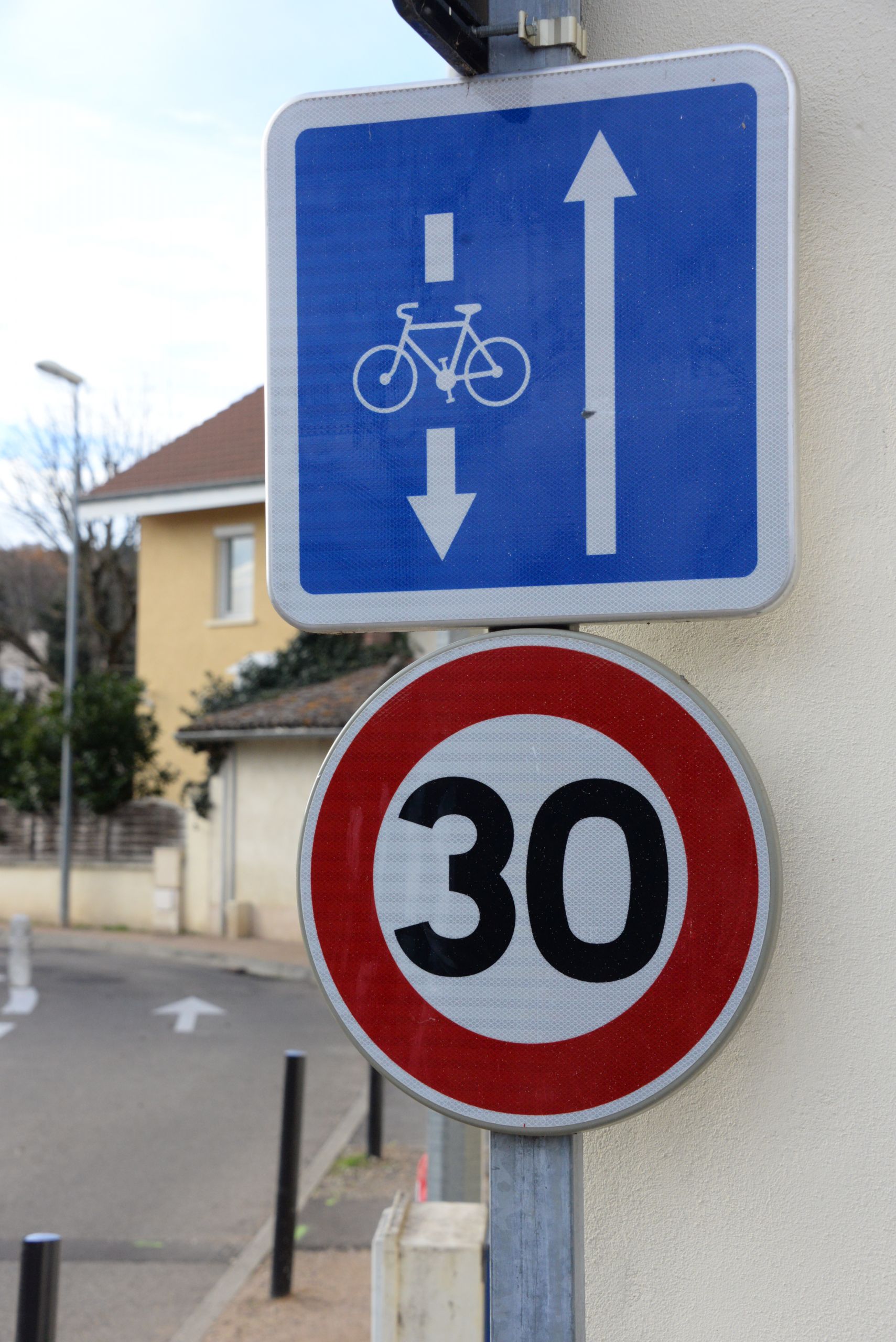 Parthenay expérimente le double-sens cyclable - Ville de Parthenay